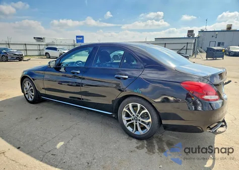 2016 Mercedes-Benz C 300 z USA, uszkodzony, nr VIN 55SWF4JB8GU146690